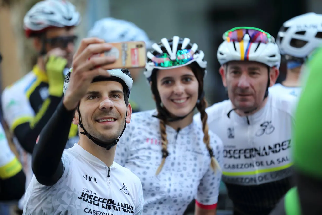 La prueba de ciclismo en carretera ha partido esta mañana de Cabezón, en una jornada donde los ciclistas tendrán que soportar elevadas temperaturas