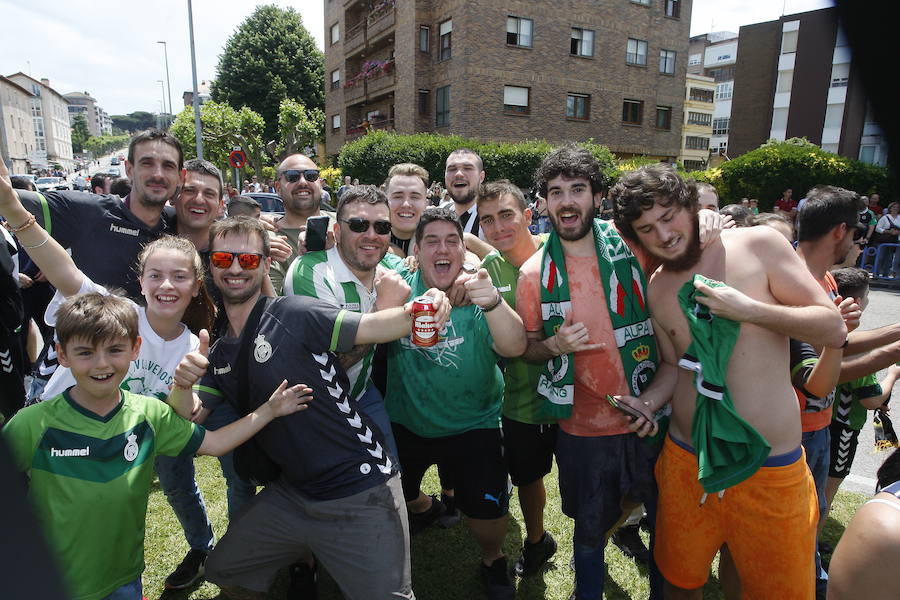 Fotos: Así celebra la afición del Racing el ascenso de su equipo a Segunda División