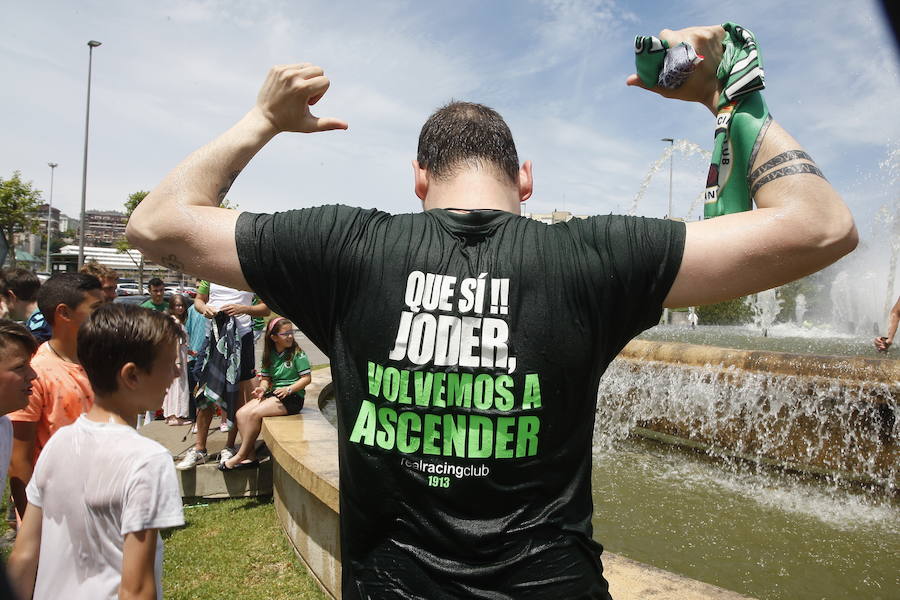 Fotos: Así celebra la afición del Racing el ascenso de su equipo a Segunda División