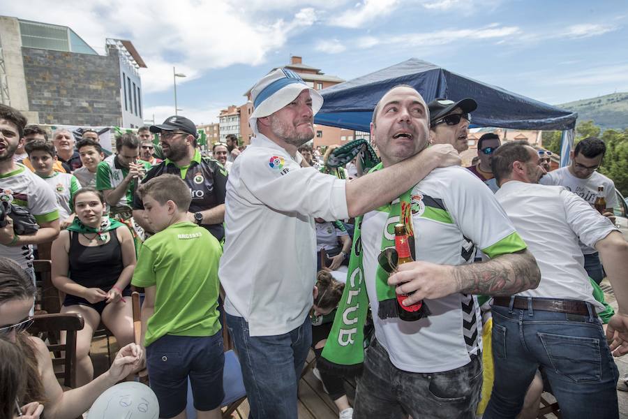 Fotos: Así celebra la afición del Racing el ascenso de su equipo a Segunda División