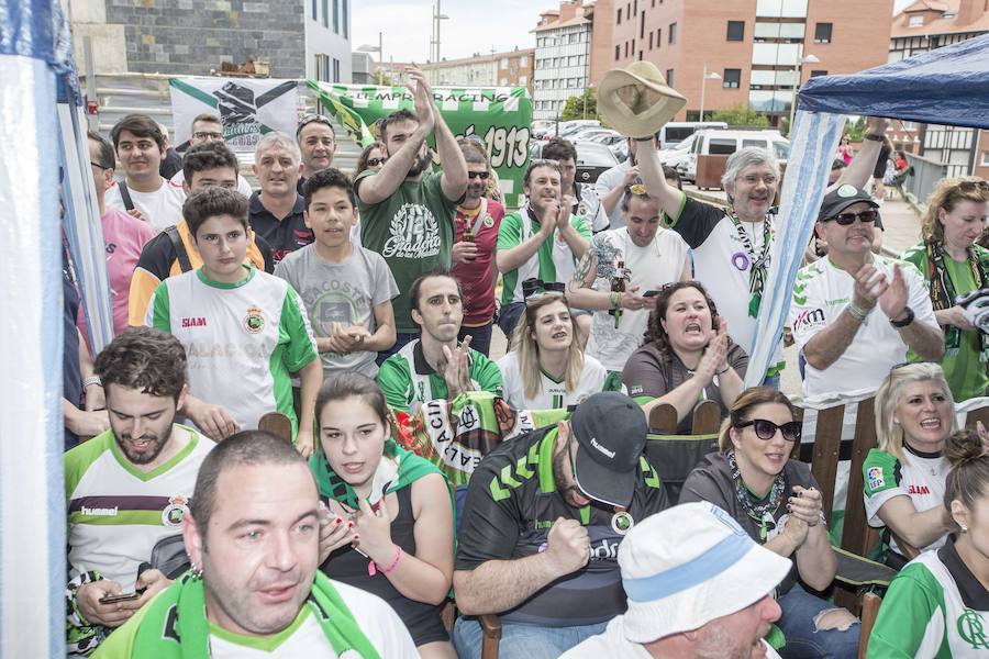 Fotos: Así celebra la afición del Racing el ascenso de su equipo a Segunda División