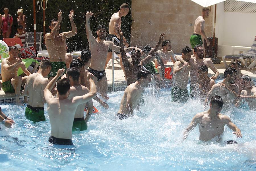 Fotos: Así celebran los jugadores del Racing y el equipo técnico el ascenso a Segunda División