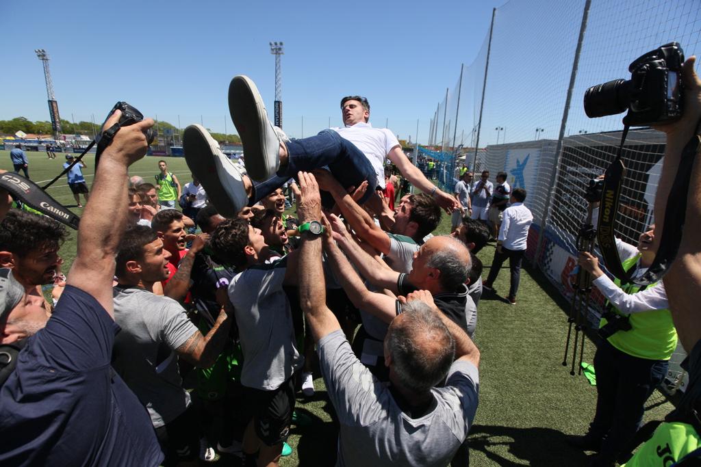 Fotos: Así celebran los jugadores del Racing y el equipo técnico el ascenso a Segunda División