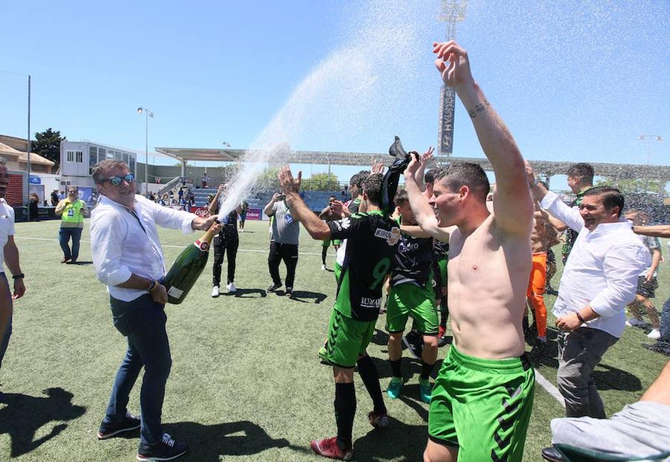 Fotos: Así celebran los jugadores del Racing y el equipo técnico el ascenso a Segunda División