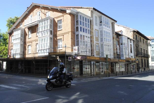 Edificios declarados en ruina en la avenida del Puente de Carlos III de Reinosa. :: B. Carbonell