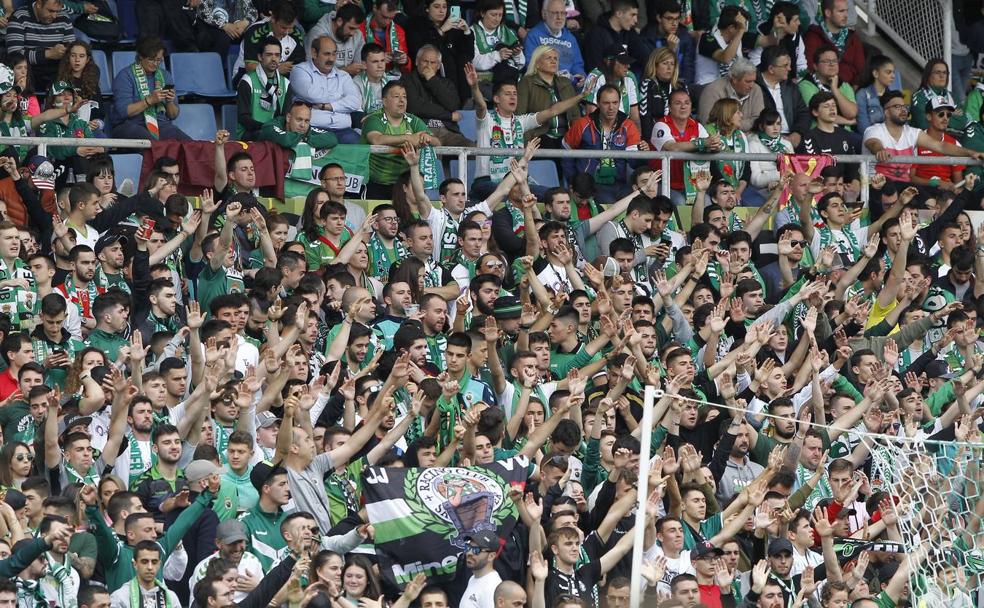 Tanto el equipo como la afición del Racing están volcados en el ascenso.