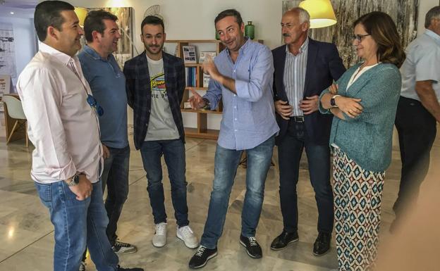 Miembros de la directiva del Racing, en el hotel de concentración.