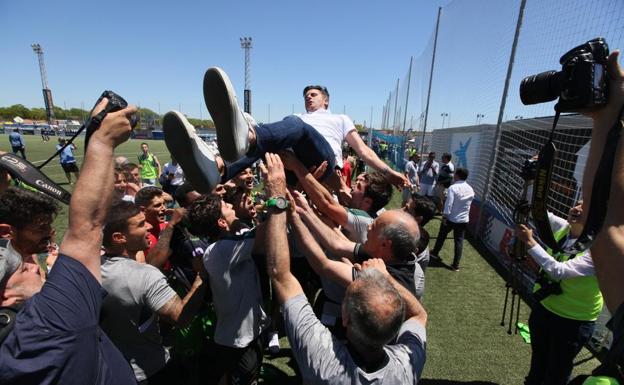 Imagen. Los jugadores mantearon al entrenador.