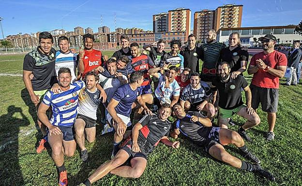 La plantilla del Bathco posa en uno de los entrenamientos de esta semana en La Albericia.