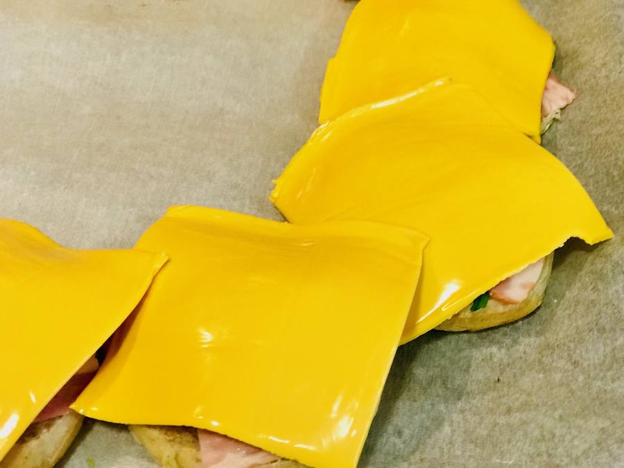 CORONA DE BEICON. 8-Añadir el queso cheddar montando las esquinas una sobre otra. 