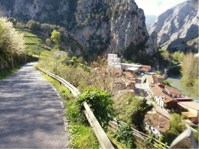 Vista de la Hermida desde el camino de llegada.