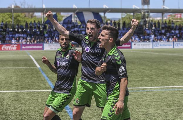 Nico Hidalgo, Julen Castañeda y Aitor Buñuel celebran el gol que ha llevado al Racing a Segunda. 