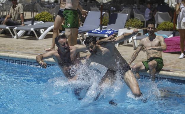 El presidente del Racing, AlfredoPérez, se tira a la piscina con el delantero Dani Segovia ante la mirada risueña de Cejudo. 