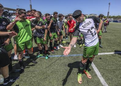 Imagen secundaria 1 - 1. Sergio Ruiz bebiendo de una botella de champán. | 2. Dani Segovia imita un pase de un torero. | 3. Enzo Lombardo se abraza a un aficionado.