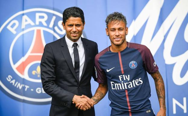 Junto a Nasser Al-Khelaifi, presidente del PSG, el día de su presentación con el club parisino, en 2017. 