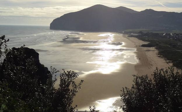 Imagen. Visita de la playa de Berria, con el monte Buciero al fondo.