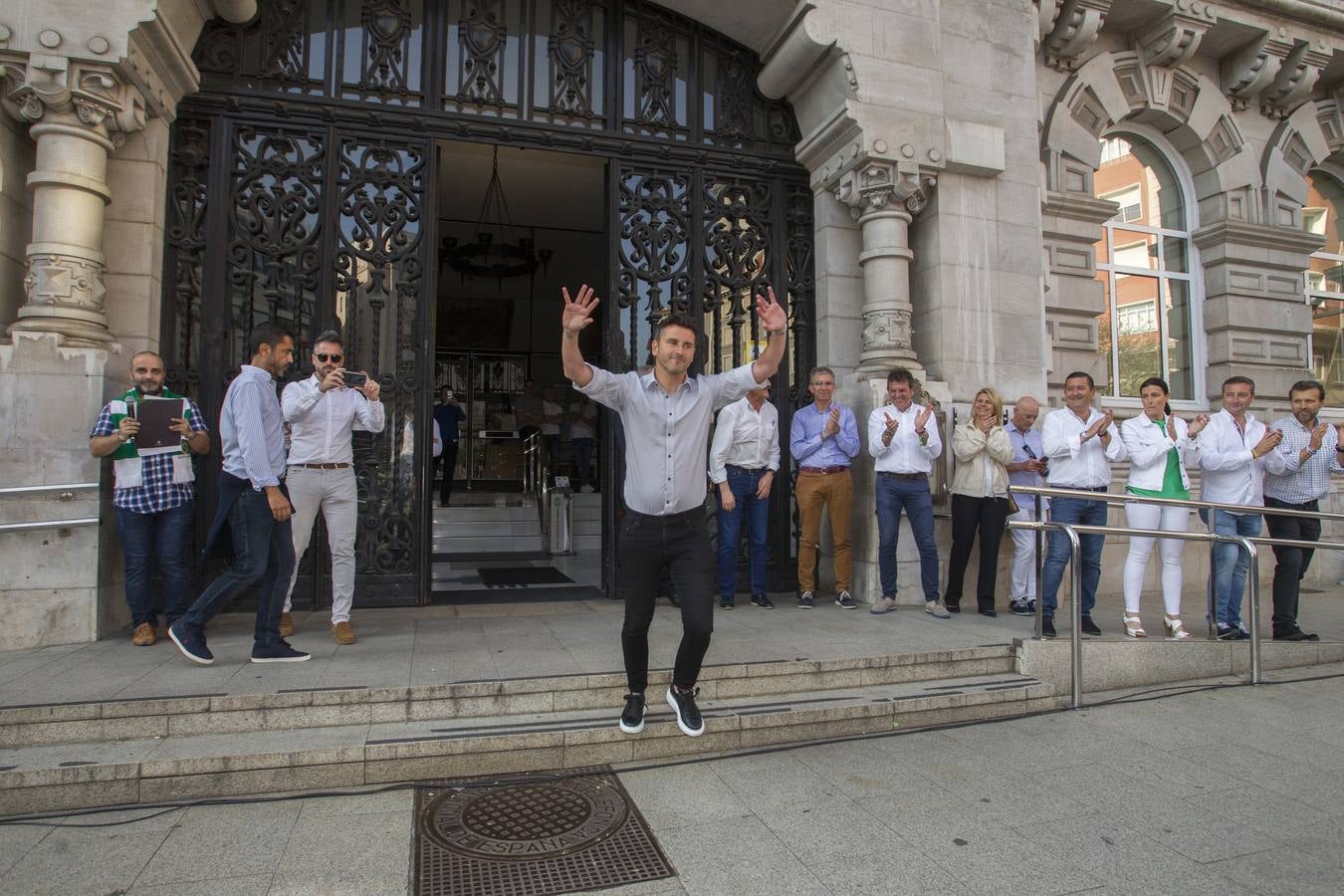 Ania saluda a los congregados en el Ayuntamiento