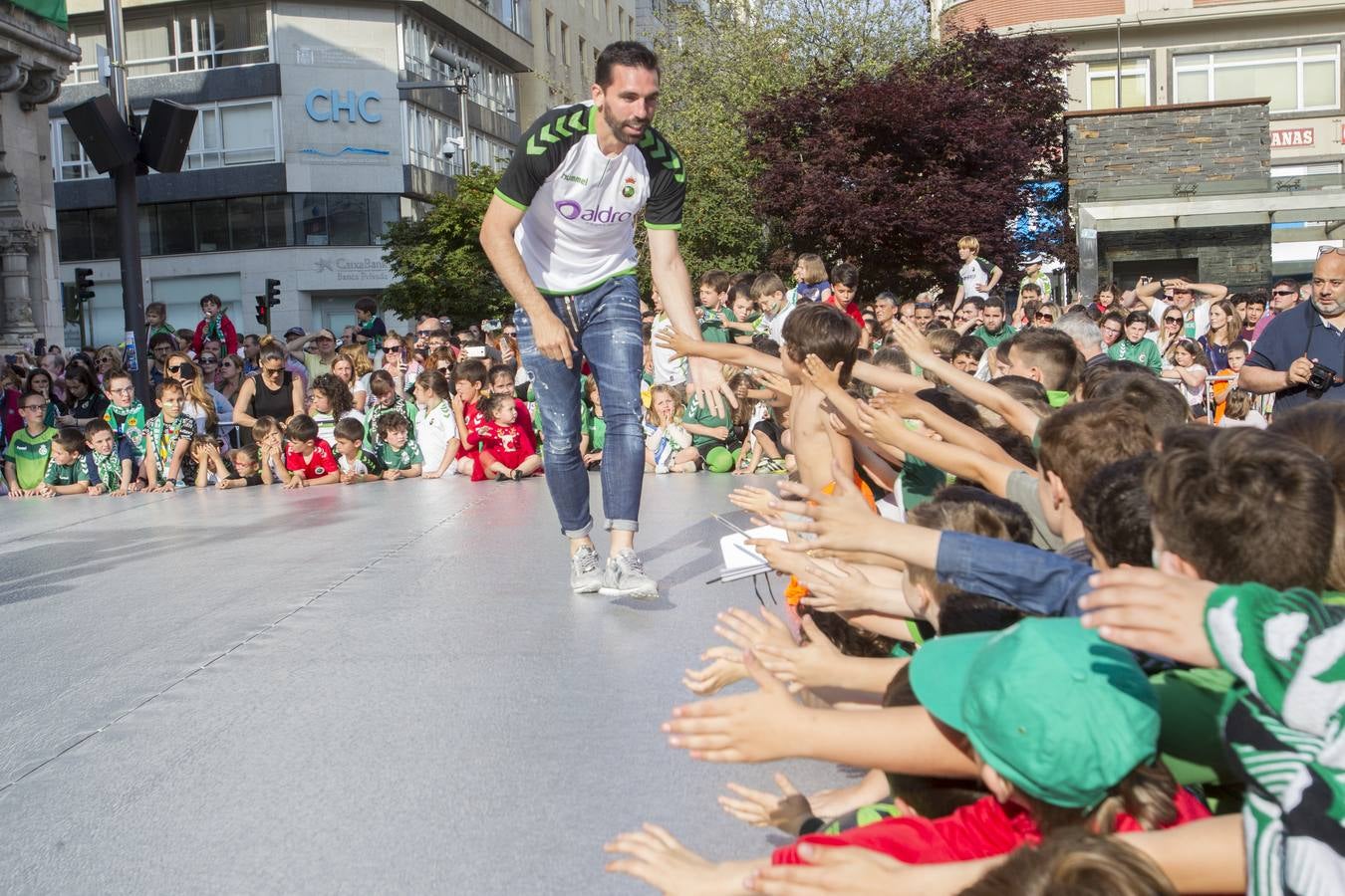 Figueras choca las manos con los niños