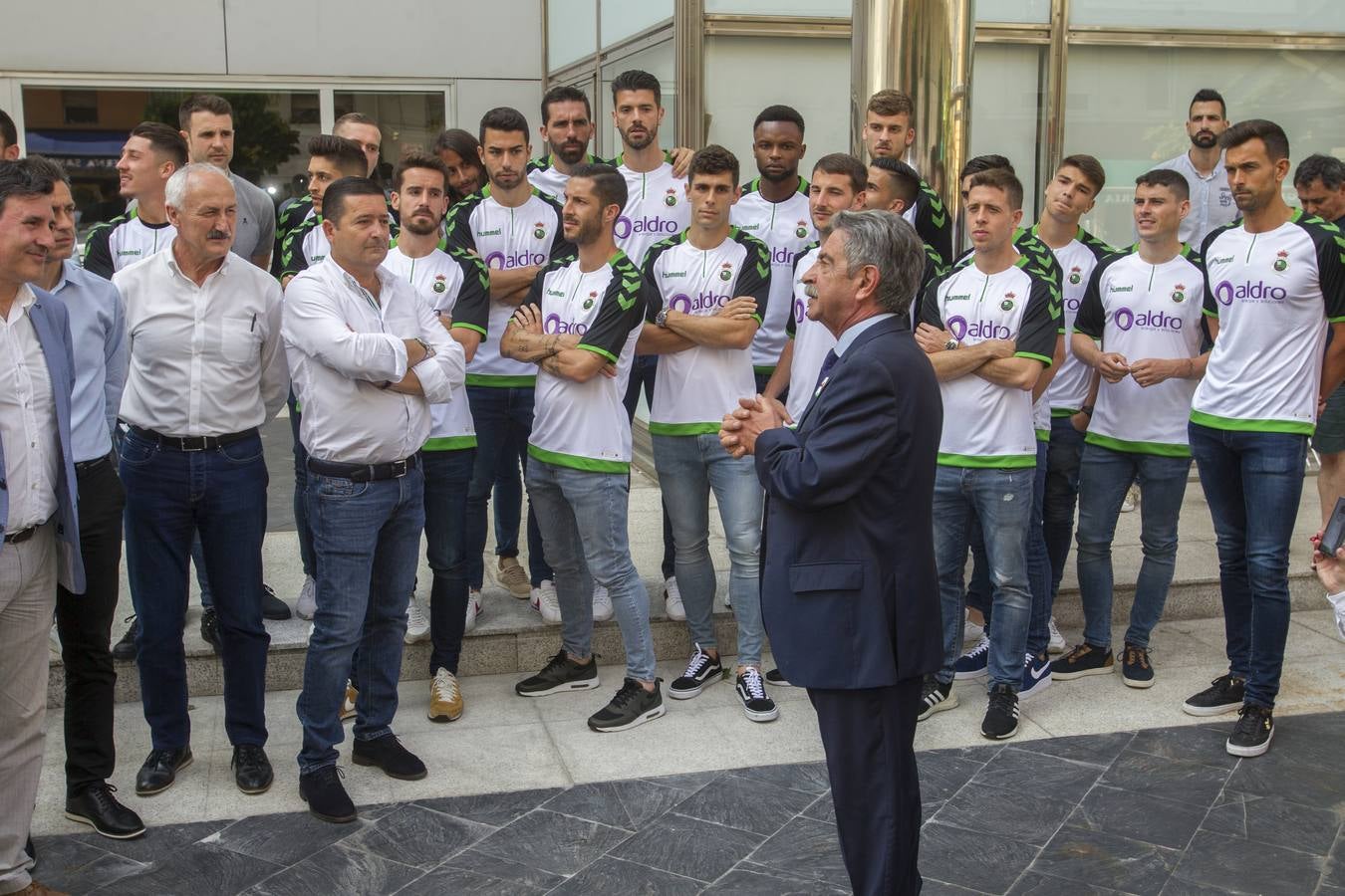 El presidente ha recibido a los jugadores, cuerpo técnico y directiva del club tras el ascenso: «Yo también he subido a segunda», les ha dicho