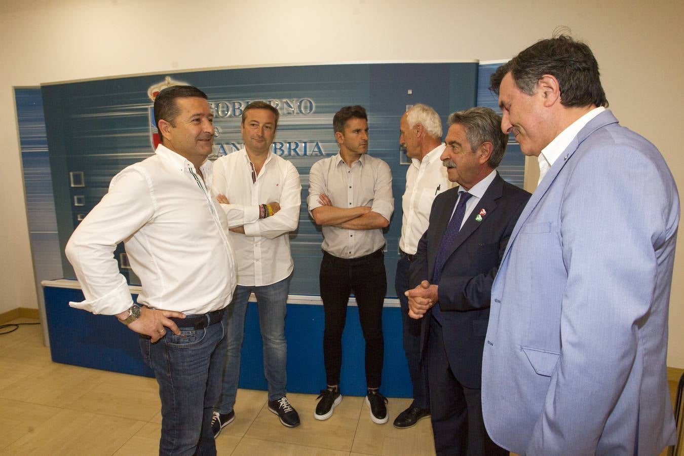 El presidente ha recibido a los jugadores, cuerpo técnico y directiva del club tras el ascenso: «Yo también he subido a segunda», les ha dicho