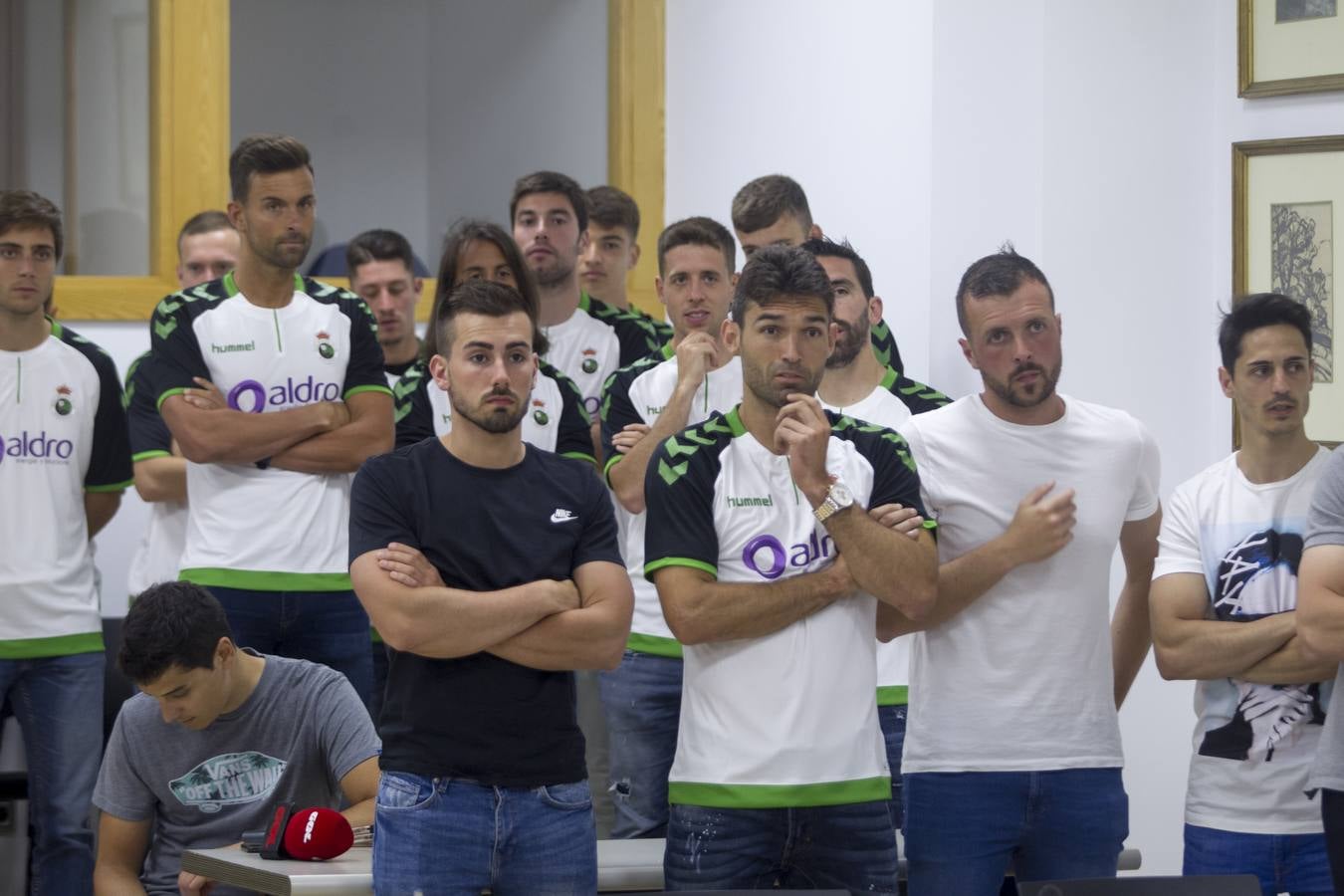 El presidente ha recibido a los jugadores, cuerpo técnico y directiva del club tras el ascenso: «Yo también he subido a segunda», les ha dicho