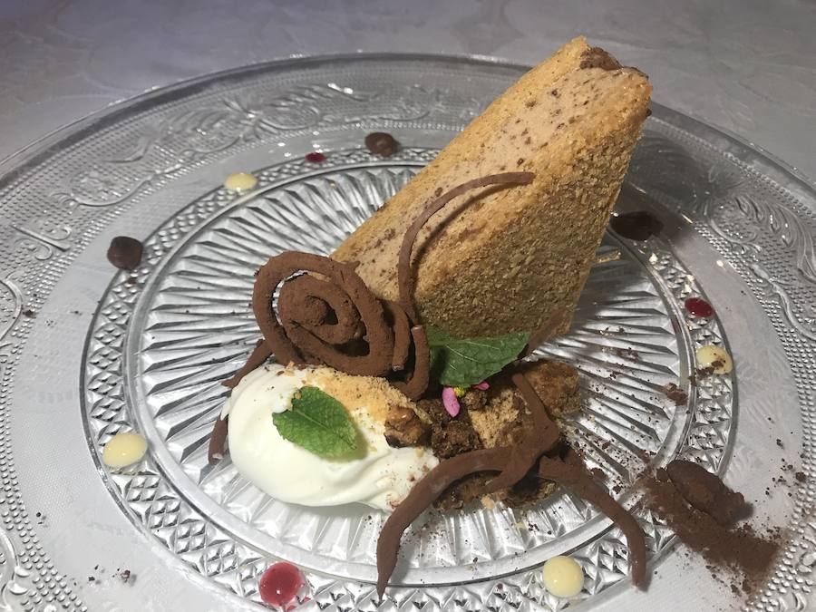 Sándwich helado de caramelo, manzana y nueces.