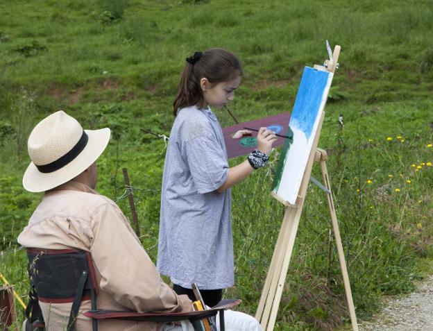 Una joven realiza su dibujo en el anterior certamen de pintura rápida celebrado en el pueblo de Camargo. 