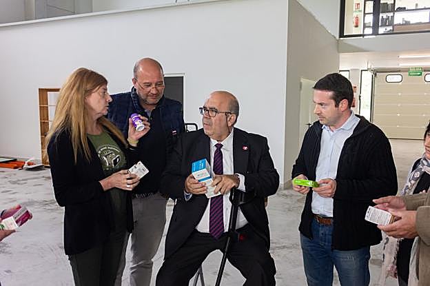 El consejero visitó las instalaciones de la fábrica. :: DM