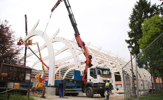 Instalación del último de los pilares que sustentan la cubierta del parque Monseñor de Cos. 