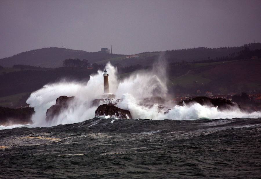 La isla de Mouro cubierta por un fuerte oleaje.