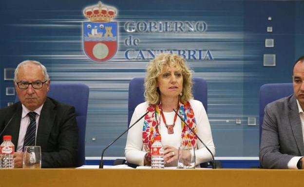 La consejera de Medio Ambiente, Eva Díaz Tezanos, junto al director Miguel Ángel Palacio y el responsable de MARE, Felipe Lavín. 