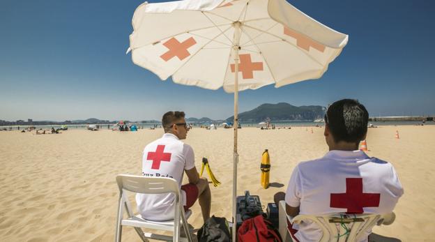 Dos socorristas vigilan la playa Salvé durante el pasado verano. 