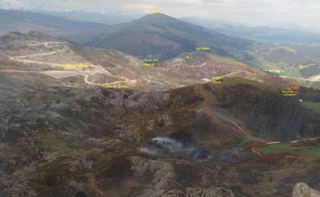 Imagen principal - Vistas desde La Capía: De SO a NO, con las trazas del camino de bajada a Las Caldas y los destrozos de alguna de las minas. Cruz en la cumbre y vistas de Torrelavega. Caras talladas en las piedras de La Capía, que dicen representan al dios Erudino