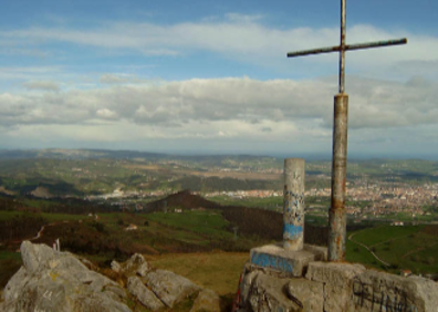 Imagen secundaria 1 - Vistas desde La Capía: De SO a NO, con las trazas del camino de bajada a Las Caldas y los destrozos de alguna de las minas. Cruz en la cumbre y vistas de Torrelavega. Caras talladas en las piedras de La Capía, que dicen representan al dios Erudino