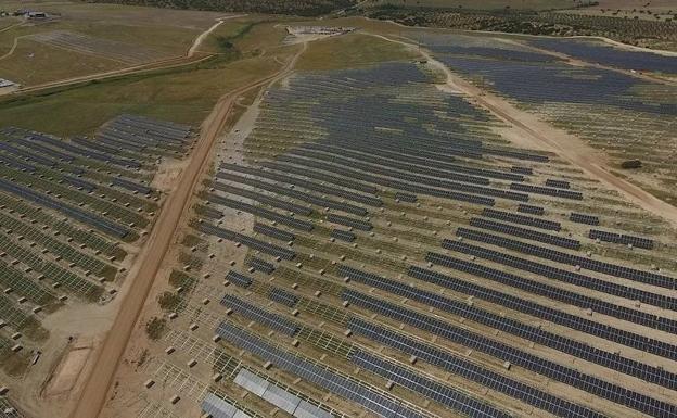 Construcción de la planta fotovoltaica Núñez de Balboa en Usagre (Badajoz). 