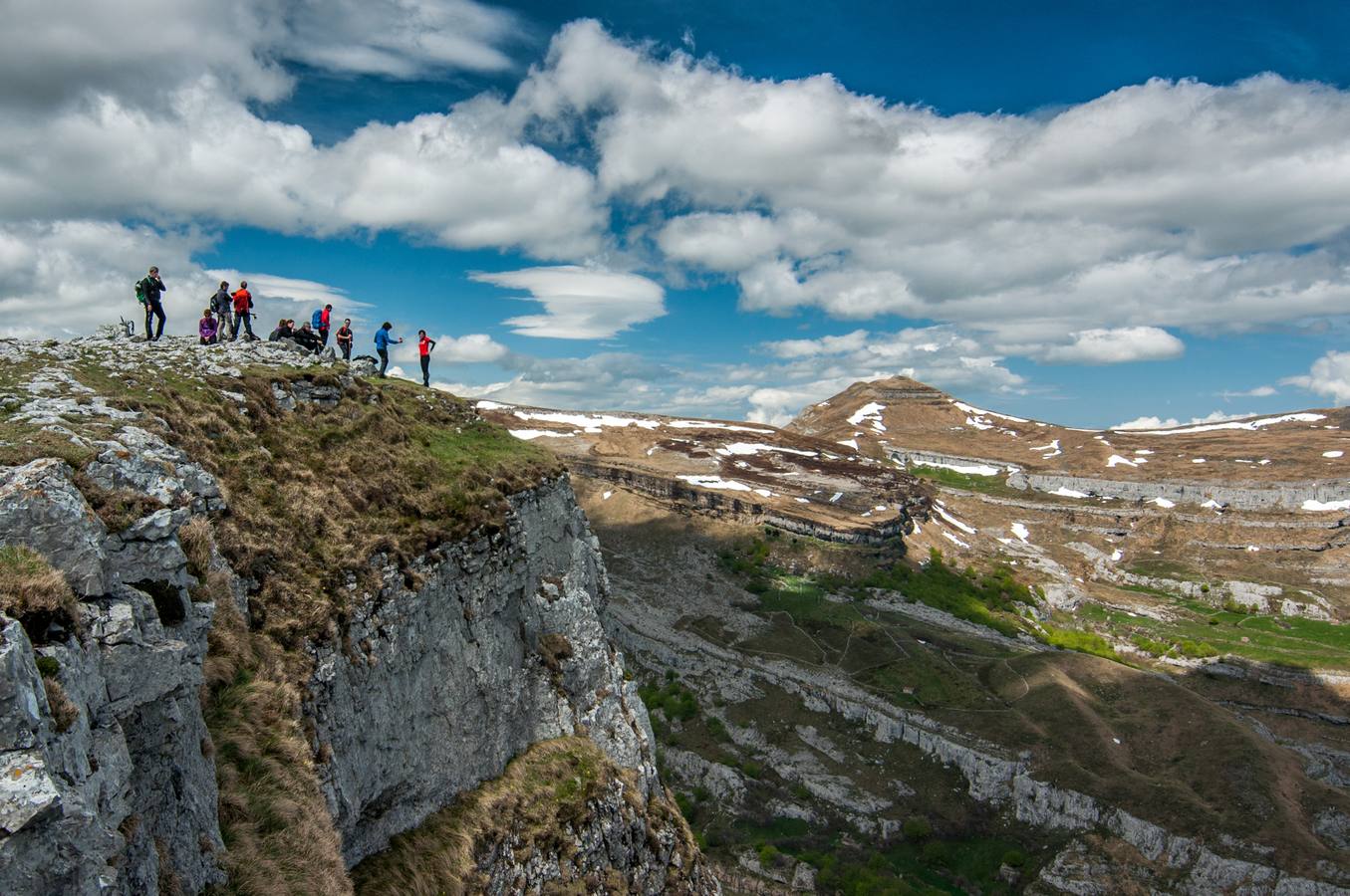 Naturea propone una gran variedad de actividades en las áreas protegidas de Cantabria, con propuestas para todo tipo de públicos y que se adaptan a cada época del año, brindando la posibilidad al visitante de conocer todas las caras de las áreas naturales. Cada una de las áreas protegidas en las que trabajamos dispone de un Centro de Interpretación de referencia desde el que se gestionan tanto itinerarios guiados, actividades de educación ambiental para escolares y trabajos de mantenimiento ambiental en la zona.