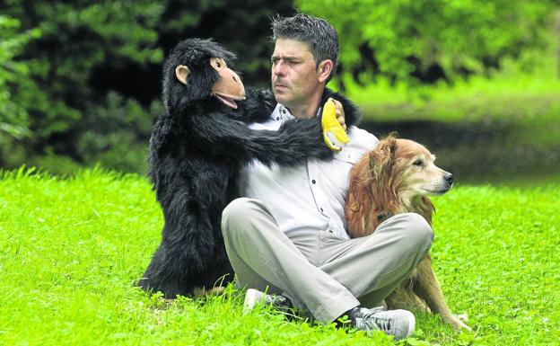 Pablo Herreros Ubalde y su perro, Lupo, junto a un 'amigo' chimpancé. 