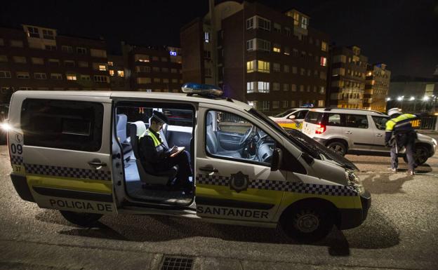 Agentes de la Policía Local de Santander durante una intervención en Nueva Montaña. 