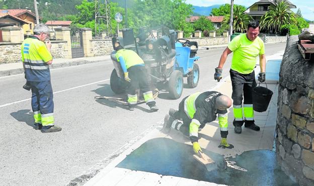 El asfalto fundido ya se está probando en las aceras de la Avenida Cantabria entre Somahoz y Los Corrales. 