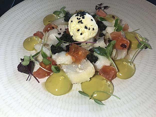 Bacalao esqueixado con olivada de aceituna negra y helado de aceite de oliva virgen extra. 