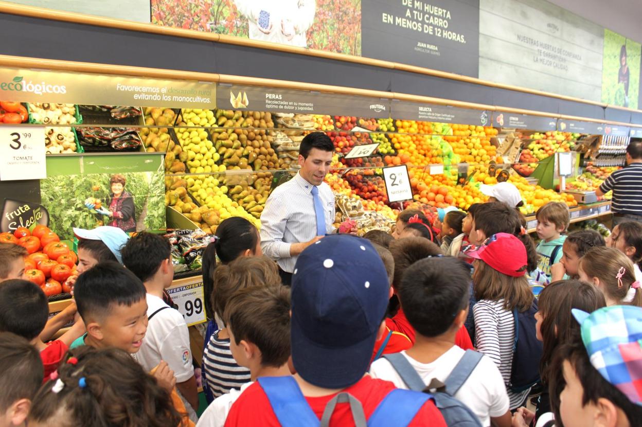 Los alumnos participantes en esta experiencia, durante la visita a la sección de frutería. ::