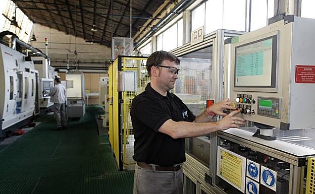 Imagen de archivo de un operario en la fábica de Nissan en Los Corrales de Buelna.