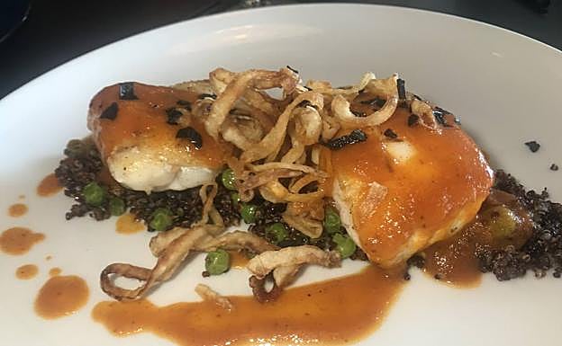 Imagen principal - Arriba, medallones de rape con quinoa roja. Abajo, tacos de carnitas con guacamole y salsas. Y canelones de calabacín rellenos de rabo.