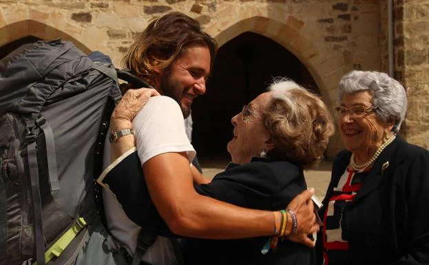 Adrián Pelayo saluda a su abuela al llegar al monasterio de Santo Toribio.