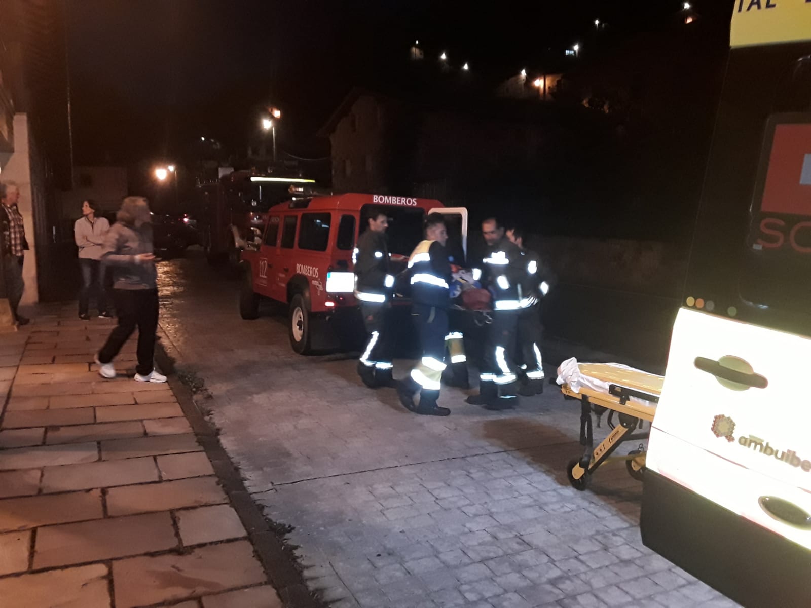 Los trabajadores de Emergencias meten la camilla en el todoterreno.