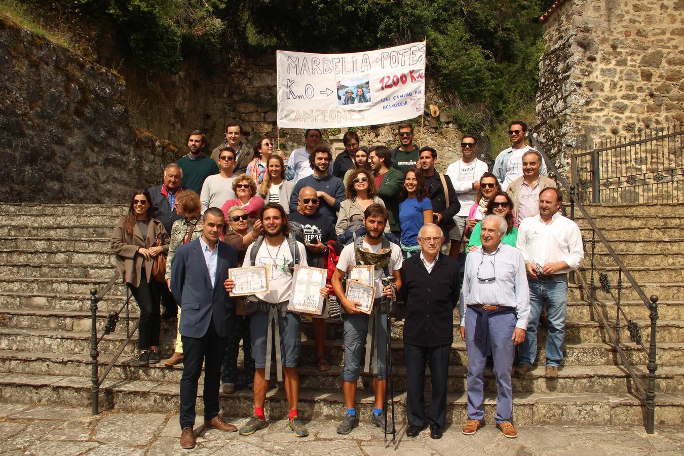 Los dos peregrinos posan con su familia en el monasterio de Santo Toribio