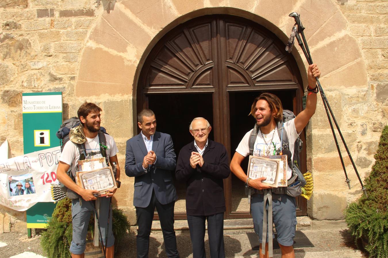 Manuel Bahillo y Javier Lombraña impusieron a los dos peregrinos la cruz de la cofradía y les entregaron el diploma de honor de cofrades.