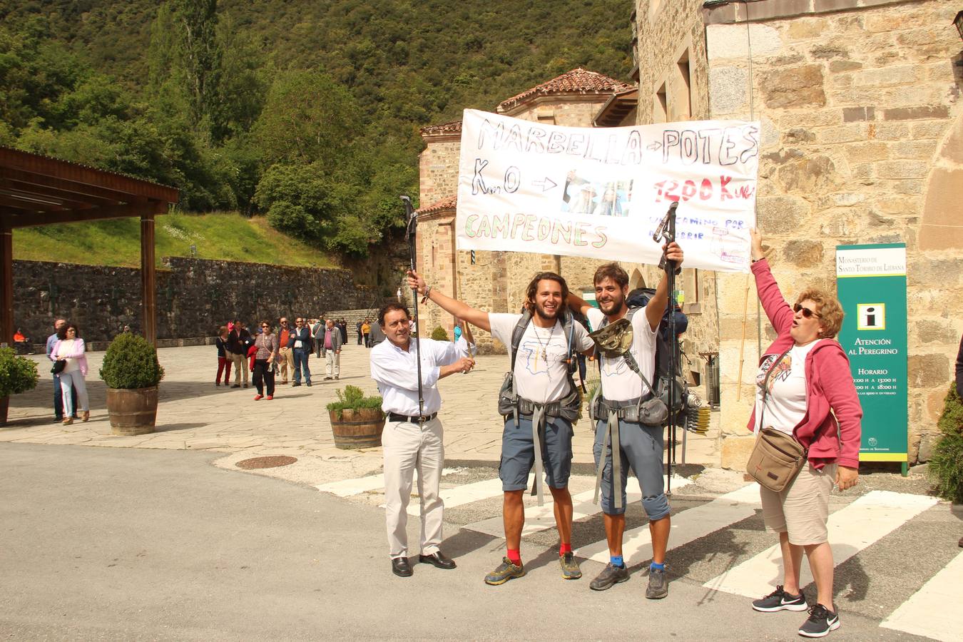 Andrea y Pelayo fueron recibidos por su familia a la entrada del monasterio con una pancarta.