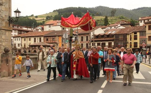 La Reliquia del Lignum Crucis es trasladada bajo palio por el centro de la villa camino de la iglesia parroquial.