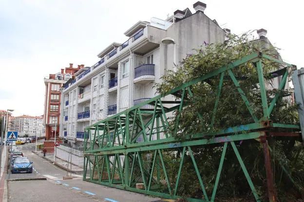 La calle Cantabria, que da acceso al edificio Proconor, está cortada en la actualidad. 
